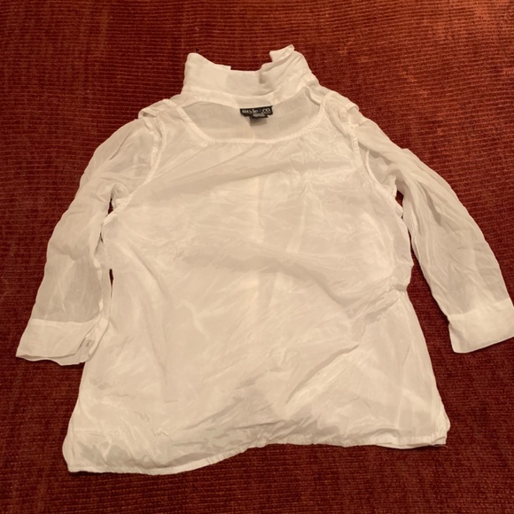 White Button-Down Shirt w/t Stitched Flowers - Picture 8 of 13